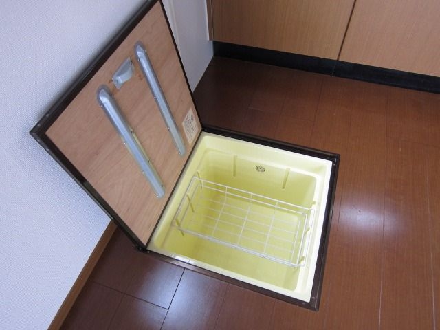 y[z@Lb`[
