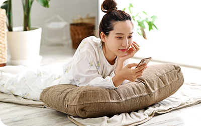 スマホを持っている人の写真